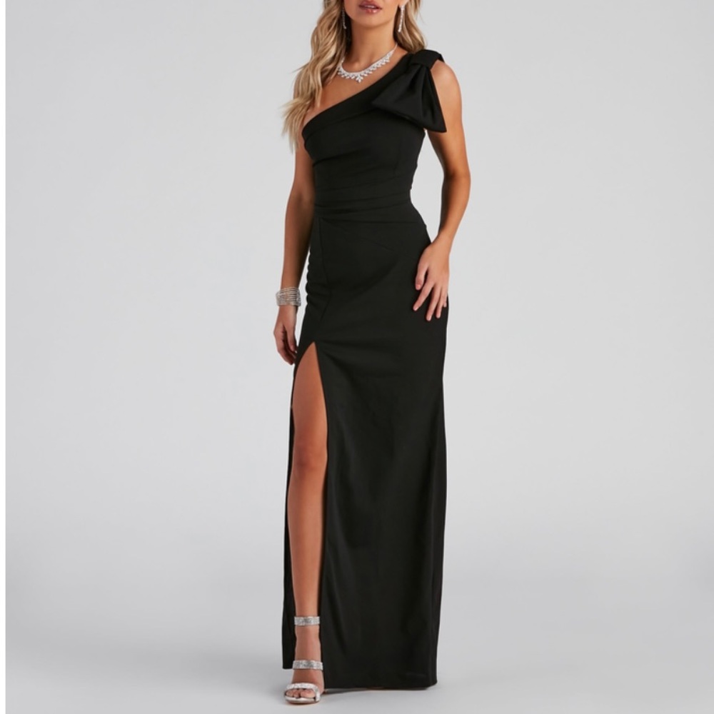 Black Long dress with bow on the shoulder. Maxi